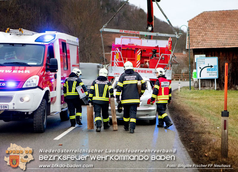 20251222_Verkehrsunfall auf der LB11 zwischen N�stach und Neuhaus Foto: � Brigitte Fischer FF Neuhaus