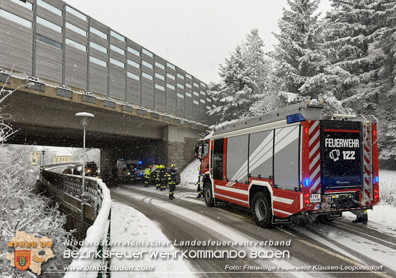 20251224_Fahrzeug verunfallt auf der L110 in Klausen-Leopoldsdorf  Foto: FF Klausen-Leopoldsdorf