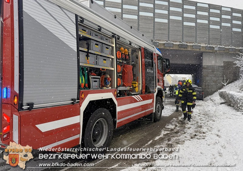 20251224_Fahrzeug verunfallt auf der L110 in Klausen-Leopoldsdorf  Foto: FF Klausen-Leopoldsdorf