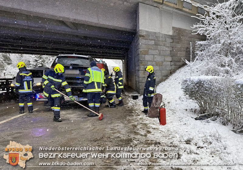 20251224_Fahrzeug verunfallt auf der L110 in Klausen-Leopoldsdorf  Foto: FF Klausen-Leopoldsdorf