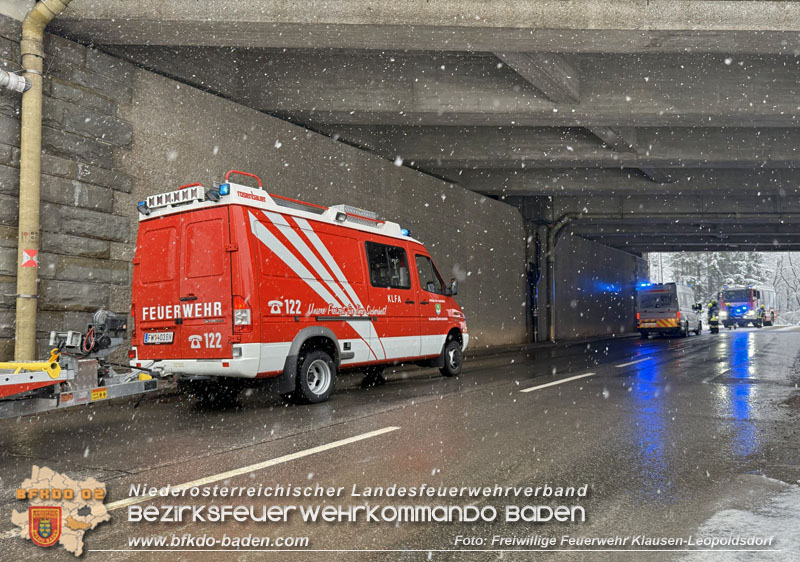 20251224_Fahrzeug verunfallt auf der L110 in Klausen-Leopoldsdorf  Foto: FF Klausen-Leopoldsdorf