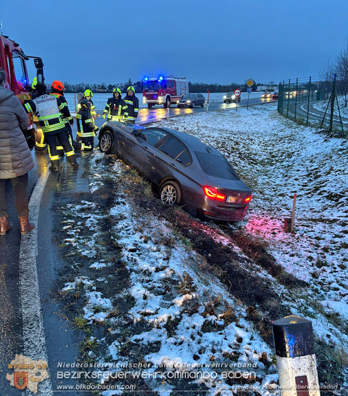 20251224_Fahrzeugbergung nach Verkehrsunfall auf der B210 Foto: Freiwillige Feuerwehr Oberwaltersdorf 20251224_Fahrzeugbergung nach Verkehrsunfall auf der B210 Foto: Freiwillige Feuerwehr Oberwaltersdorf
