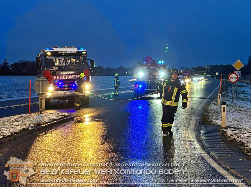 20251224_Fahrzeugbergung nach Verkehrsunfall auf der B210 Foto: Freiwillige Feuerwehr Oberwaltersdorf 20251224_Fahrzeugbergung nach Verkehrsunfall auf der B210 Foto: Freiwillige Feuerwehr Oberwaltersdorf