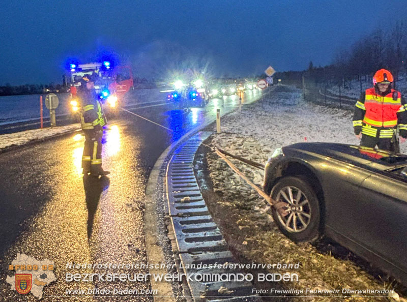 20251224_Fahrzeugbergung nach Verkehrsunfall auf der B210   Foto: Freiwillige Feuerwehr Oberwaltersdorf