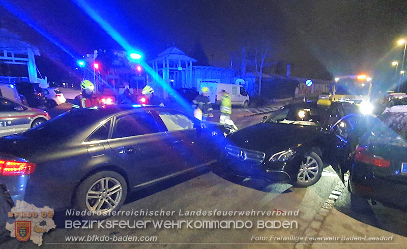 20251225_Verkehrsunfall in Baden Ortsteil Leesdorf  Foto: Stefan Wagner FF Baden-Leesdorf