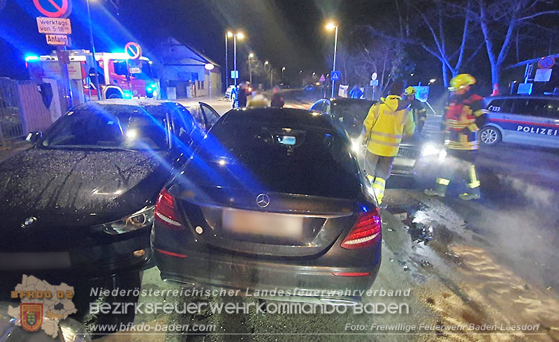 20251225_Verkehrsunfall in Baden Ortsteil Leesdorf  Foto: Stefan Wagner FF Baden-Leesdorf