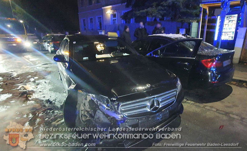 20251225_Verkehrsunfall in Baden Ortsteil Leesdorf  Foto: Stefan Wagner FF Baden-Leesdorf