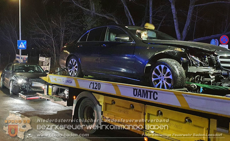 20251225_Verkehrsunfall in Baden Ortsteil Leesdorf  Foto: Stefan Wagner FF Baden-Leesdorf