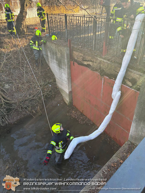 20251229 Schadstoffeinsatz nach Austritt von Hydraulik�l in Oberwaltersdorf Foto: FF Oberwalterdorf