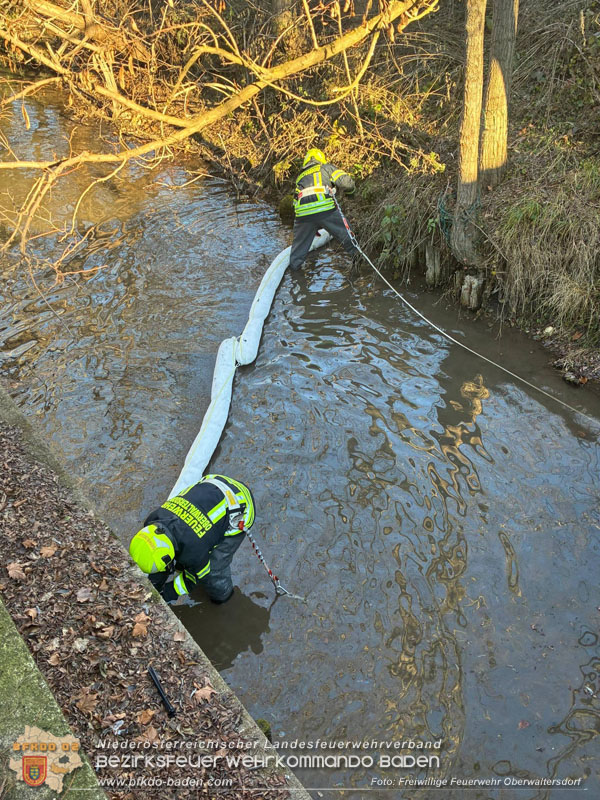 20251229 Schadstoffeinsatz nach Austritt von Hydraulik�l in Oberwaltersdorf Foto: FF Oberwalterdorf
