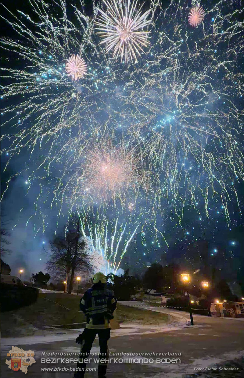 20260101_Brandsicherheitswache beim großen Feuerwerk im Badener Kurpark Foto: Stefan Schneider 20260101_Brandsicherheitswache beim großen Feuerwerk im Badener Kurpark Foto: Stefan Schneider