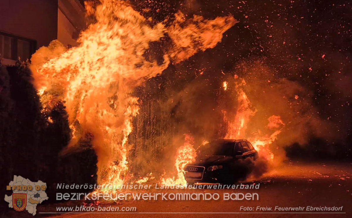 20260101_Brand einer Thujenhecke greift auf PKW über in Ebreichsdorf Foto: FF Ebreichsdorf 20260101_Brand einer Thujenhecke greift auf PKW über in Ebreichsdorf Foto: FF Ebreichsdorf