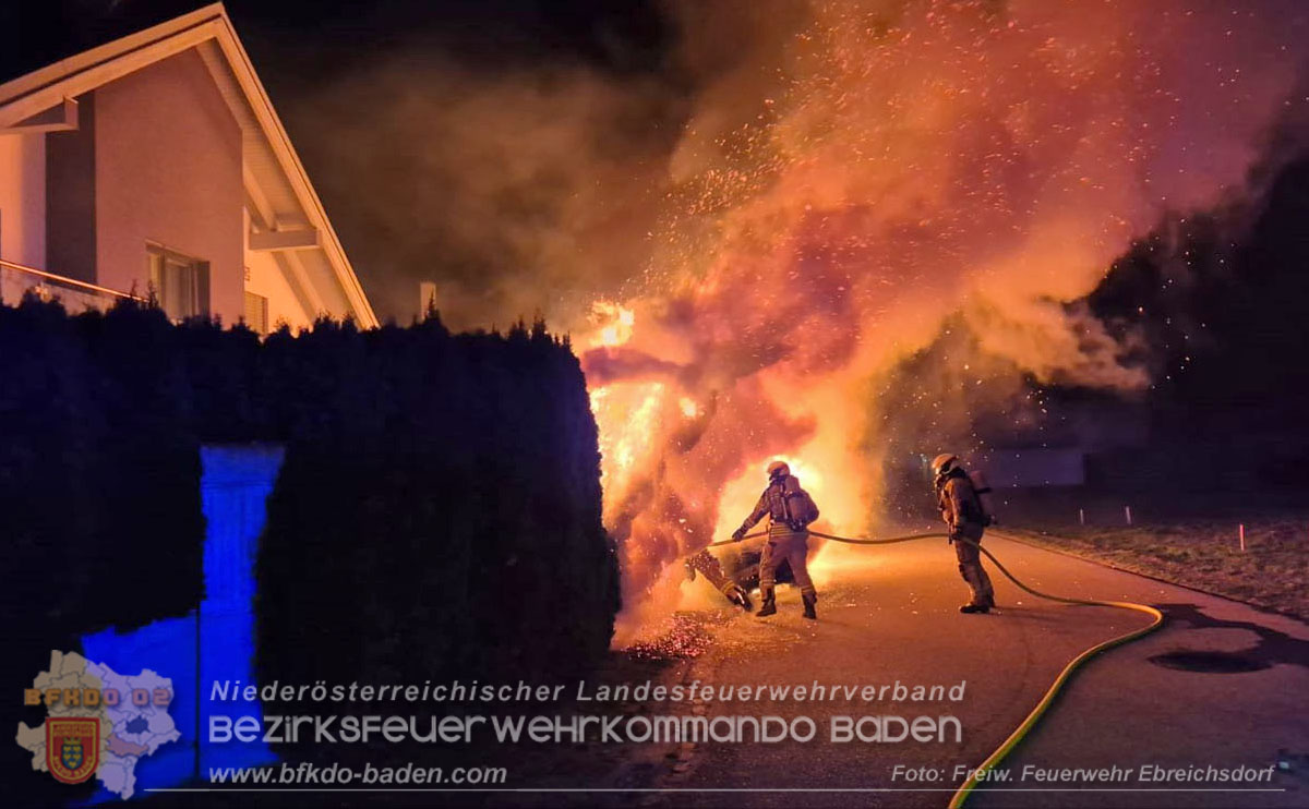 20260101_Brand einer Thujenhecke greift auf PKW über in Ebreichsdorf Foto: FF Ebreichsdorf 20260101_Brand einer Thujenhecke greift auf PKW über in Ebreichsdorf Foto: FF Ebreichsdorf