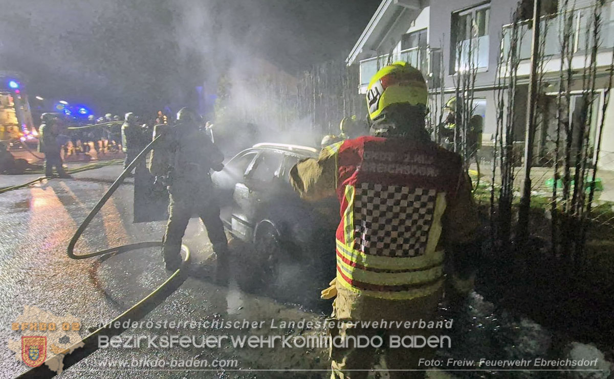 20260101_Brand einer Thujenhecke greift auf PKW über in Ebreichsdorf Foto: FF Ebreichsdorf 20260101_Brand einer Thujenhecke greift auf PKW über in Ebreichsdorf Foto: FF Ebreichsdorf