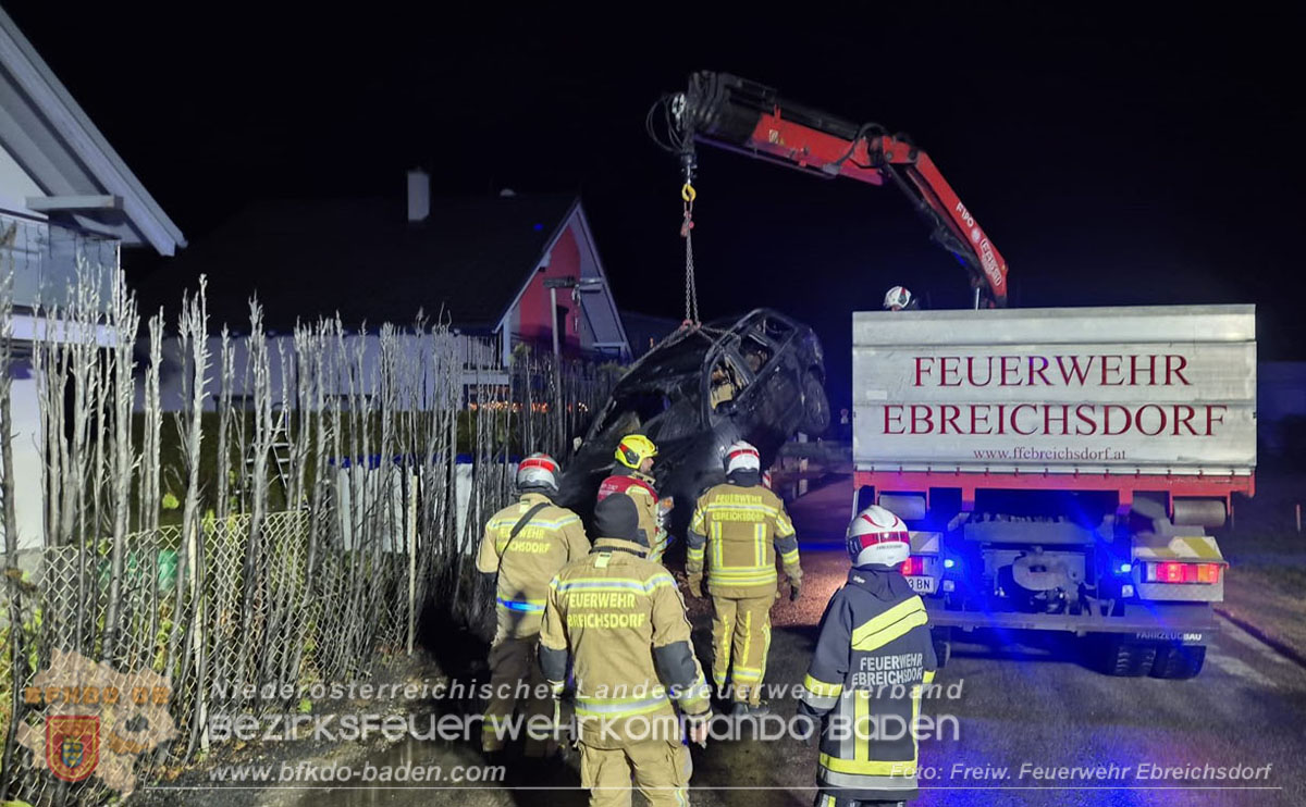 20260101_Brand einer Thujenhecke greift auf PKW �ber in Ebreichsdorf  Foto: FF Ebreichsdorf