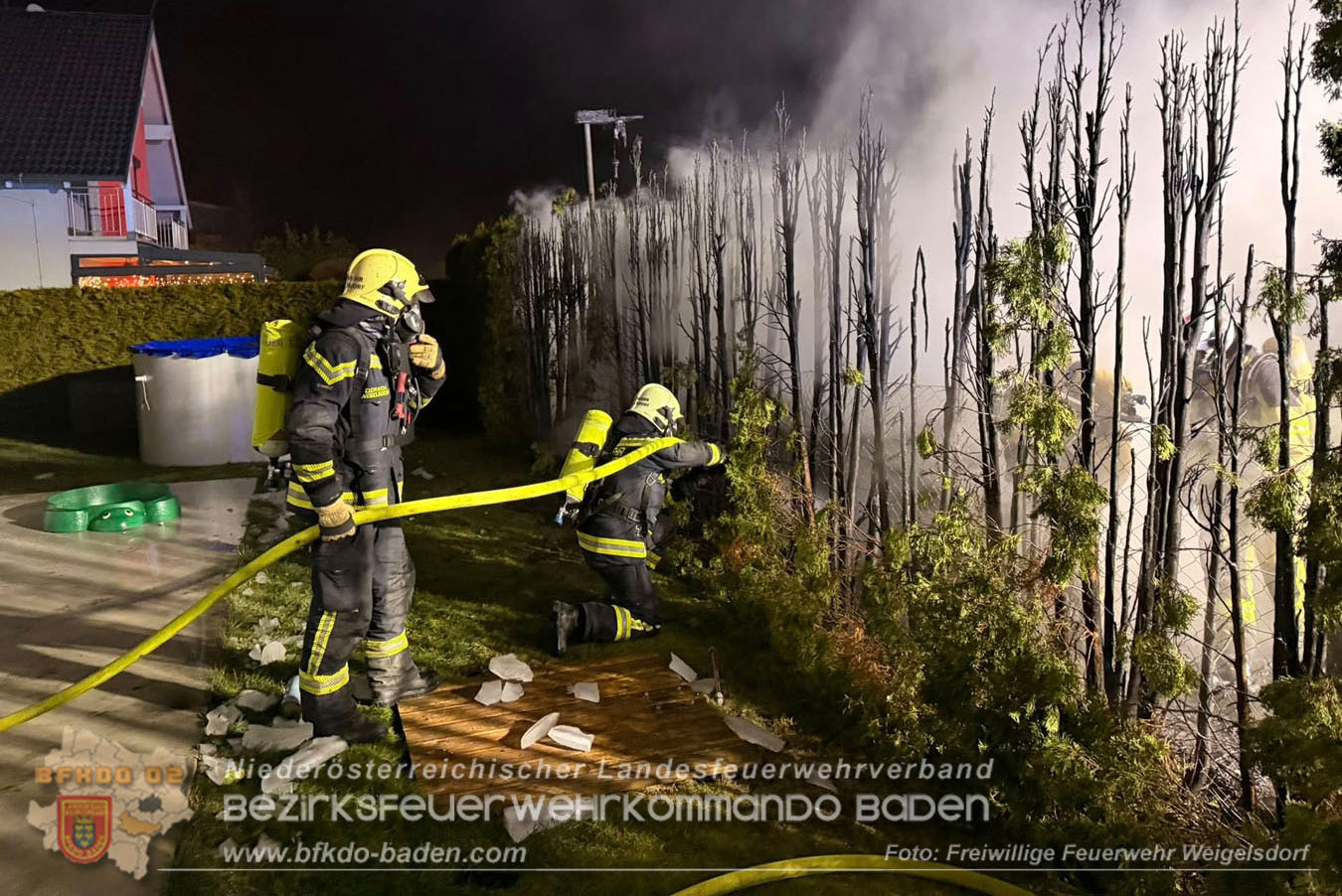 20260101_Brand einer Thujenhecke greift auf PKW über in Ebreichsdorf Foto: FF Weigelsdorf 20260101_Brand einer Thujenhecke greift auf PKW über in Ebreichsdorf Foto: FF Weigelsdorf