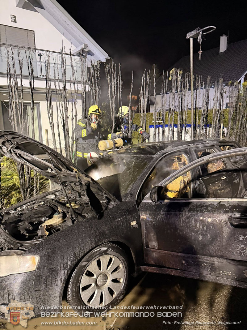 20260101_Brand einer Thujenhecke greift auf PKW über in Ebreichsdorf Foto: FF Weigelsdorf 20260101_Brand einer Thujenhecke greift auf PKW über in Ebreichsdorf Foto: FF Weigelsdorf