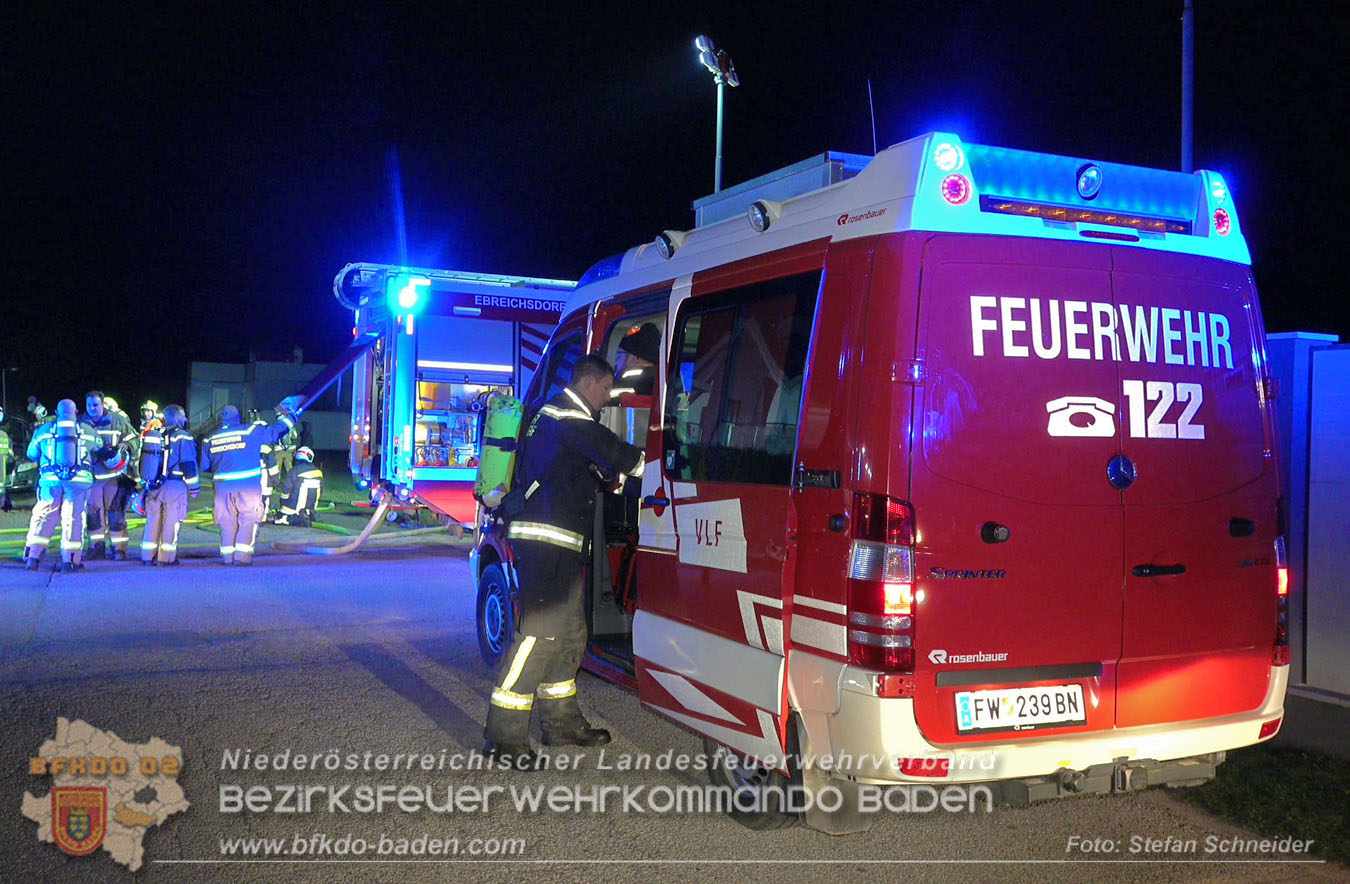 20260101_Brand einer Thujenhecke greift auf PKW über in Ebreichsdorf Foto: Stefan Schneider BFKDO BADEN 20260101_Brand einer Thujenhecke greift auf PKW über in Ebreichsdorf Foto: Stefan Schneider BFKDO BADEN
