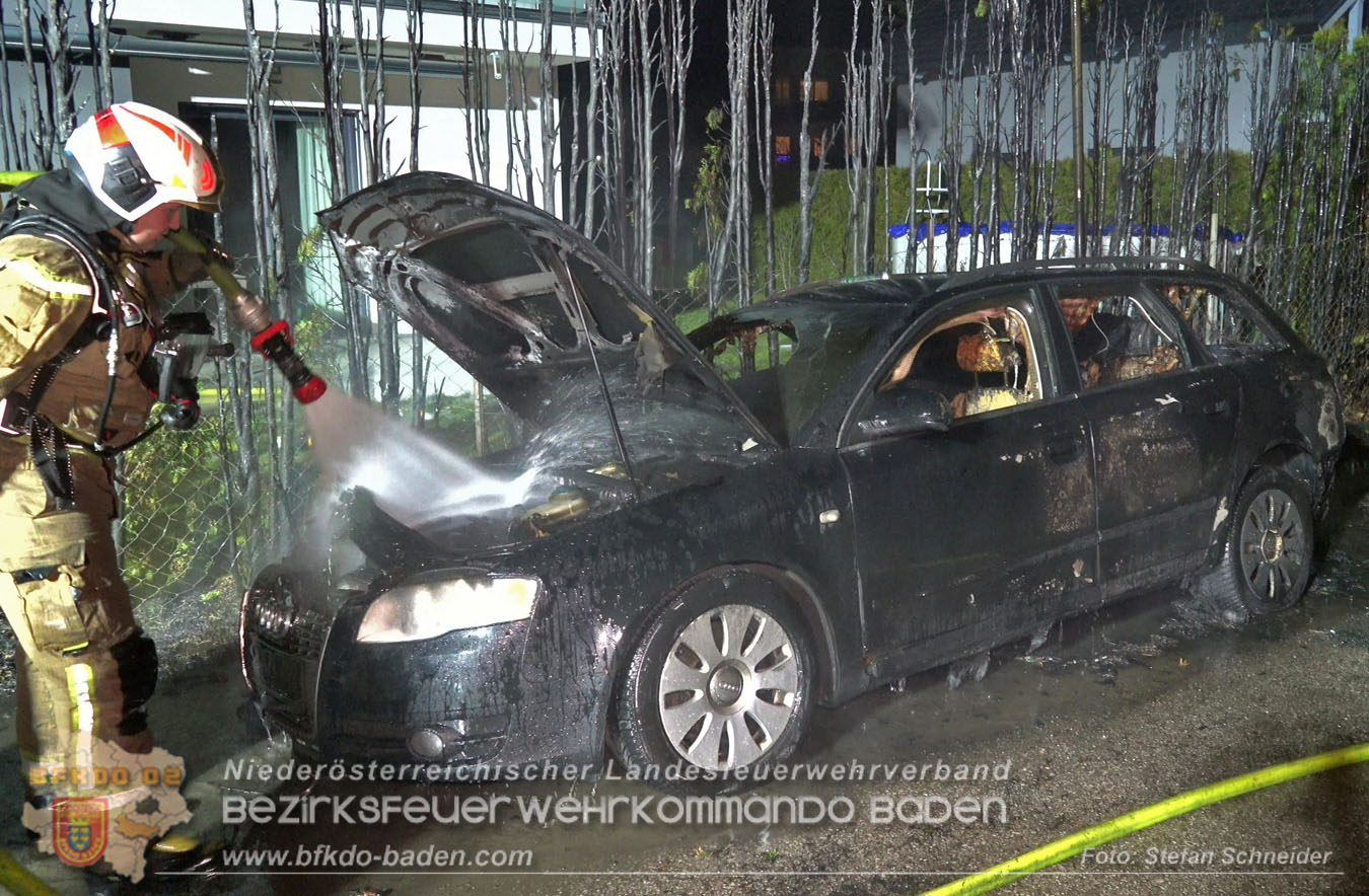 20260101_Brand einer Thujenhecke greift auf PKW über in Ebreichsdorf Foto: Stefan Schneider BFKDO BADEN 20260101_Brand einer Thujenhecke greift auf PKW über in Ebreichsdorf Foto: Stefan Schneider BFKDO BADEN