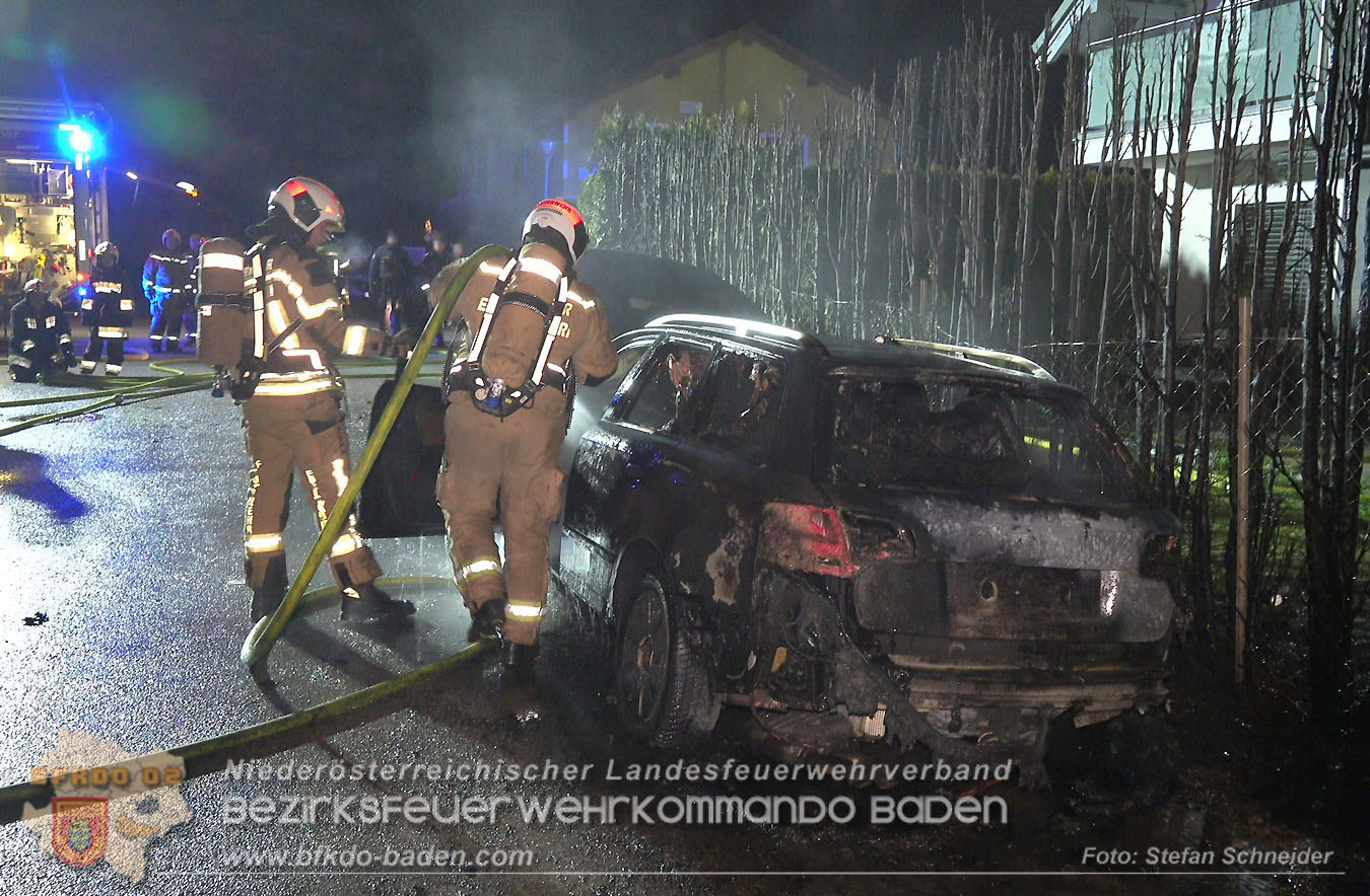 20260101_Brand einer Thujenhecke greift auf PKW über in Ebreichsdorf Foto: Stefan Schneider BFKDO BADEN 20260101_Brand einer Thujenhecke greift auf PKW über in Ebreichsdorf Foto: Stefan Schneider BFKDO BADEN