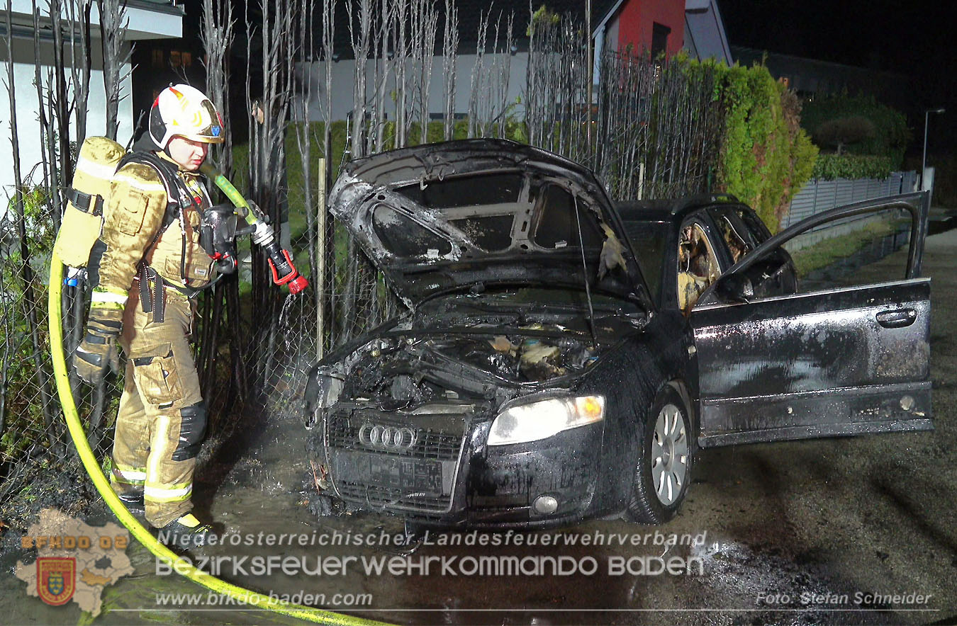 20260101_Brand einer Thujenhecke greift auf PKW über in Ebreichsdorf Foto: Stefan Schneider BFKDO BADEN 20260101_Brand einer Thujenhecke greift auf PKW über in Ebreichsdorf Foto: Stefan Schneider BFKDO BADEN