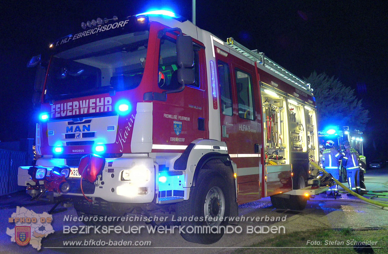 20260101_Brand einer Thujenhecke greift auf PKW über in Ebreichsdorf Foto: Stefan Schneider BFKDO BADEN 20260101_Brand einer Thujenhecke greift auf PKW über in Ebreichsdorf Foto: Stefan Schneider BFKDO BADEN