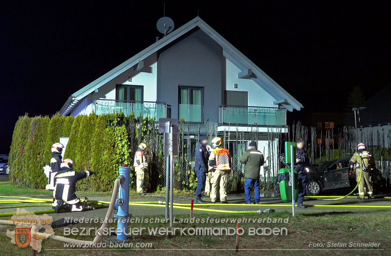 20260101_Brand einer Thujenhecke greift auf PKW über in Ebreichsdorf Foto: Stefan Schneider BFKDO BADEN 20260101_Brand einer Thujenhecke greift auf PKW über in Ebreichsdorf Foto: Stefan Schneider BFKDO BADEN