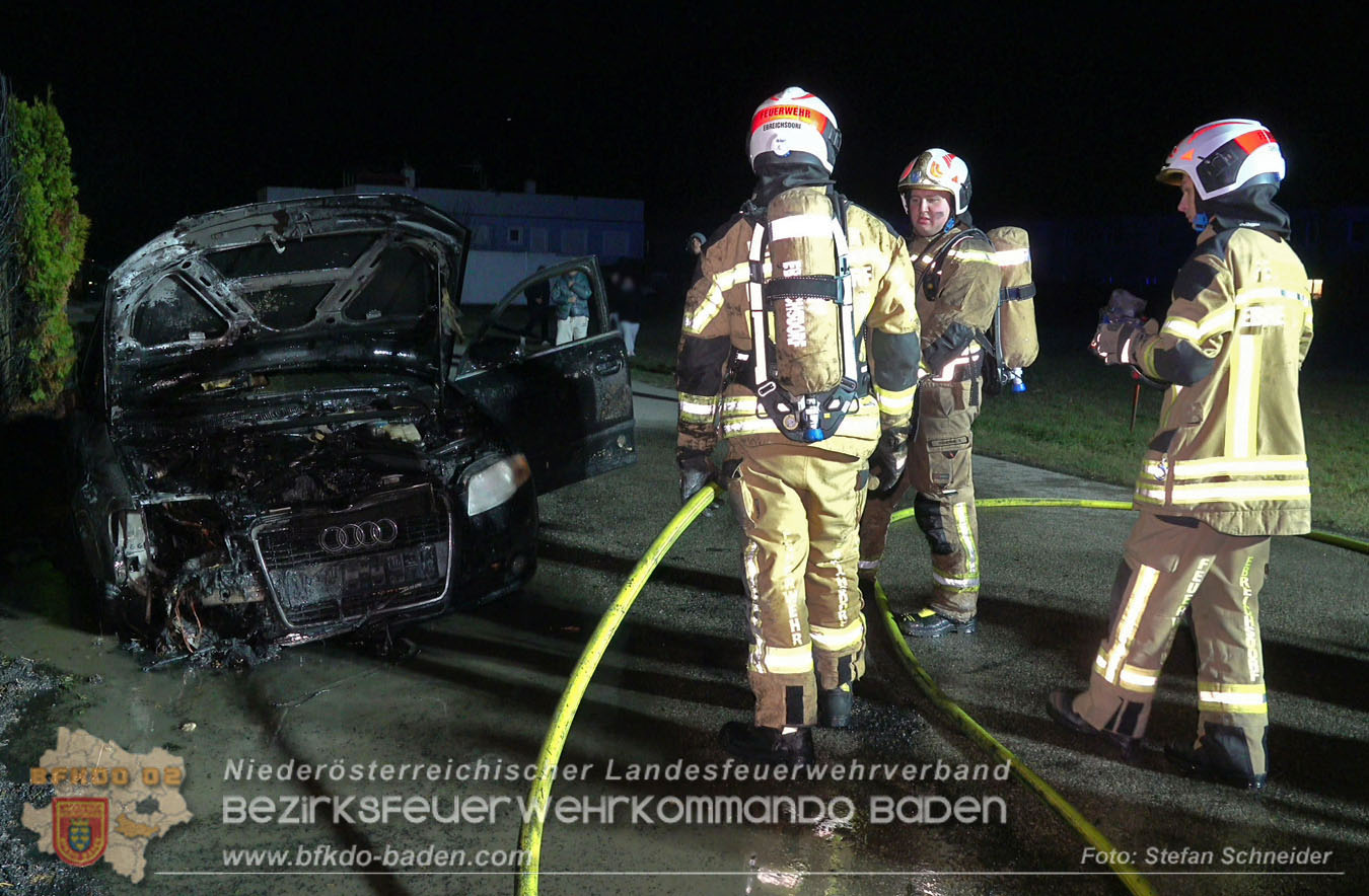 20260101_Brand einer Thujenhecke greift auf PKW über in Ebreichsdorf Foto: Stefan Schneider BFKDO BADEN 20260101_Brand einer Thujenhecke greift auf PKW über in Ebreichsdorf Foto: Stefan Schneider BFKDO BADEN