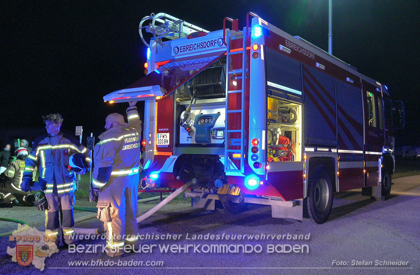 20260101_Brand einer Thujenhecke greift auf PKW über in Ebreichsdorf Foto: Stefan Schneider BFKDO BADEN 20260101_Brand einer Thujenhecke greift auf PKW über in Ebreichsdorf Foto: Stefan Schneider BFKDO BADEN