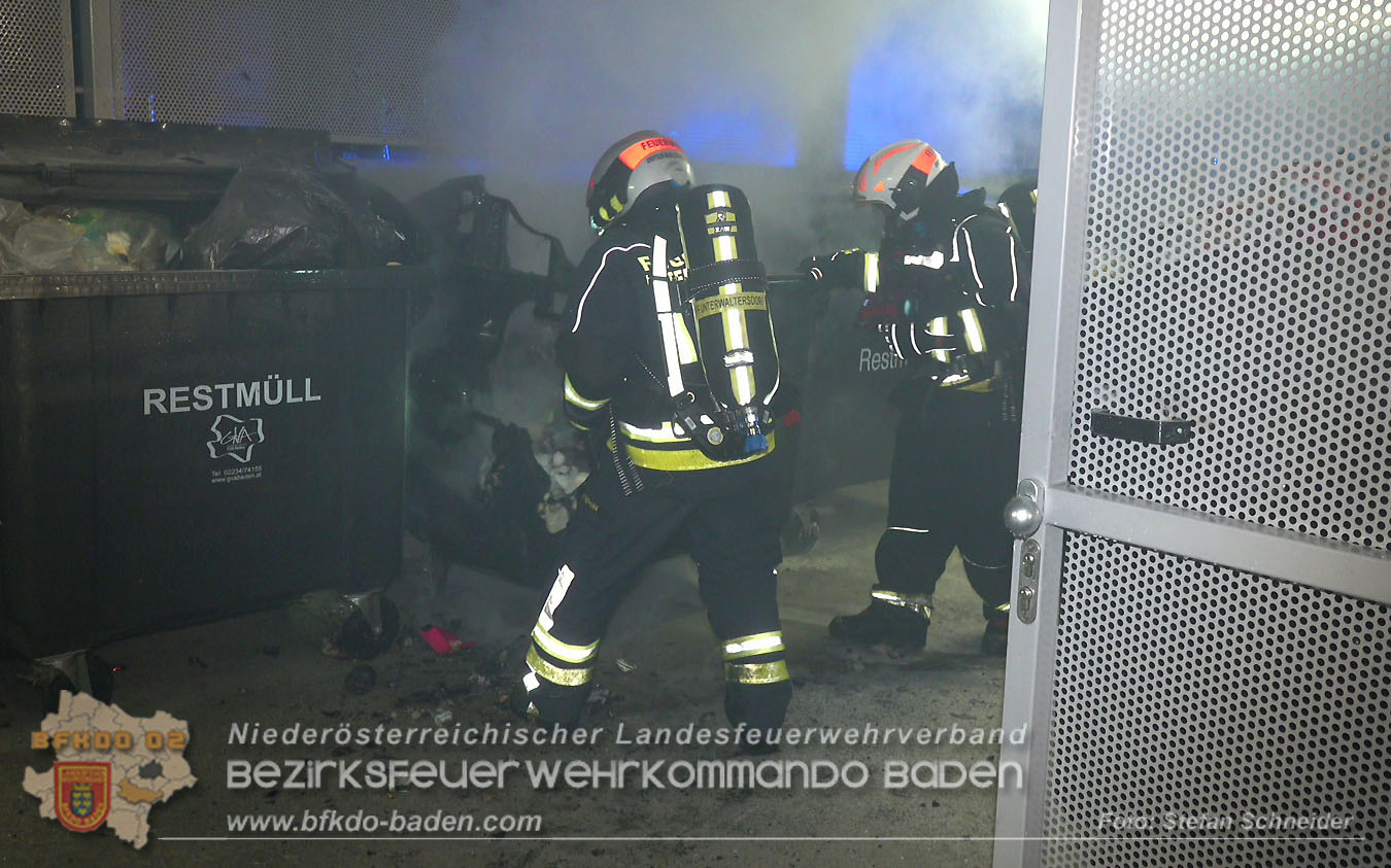 20260101_Brand einer Restmülltonne in einer Müllinsel in Unterwaltersdorf Foto: Stefan Schneider BFKDO BADEN 20260101_Brand einer Restmülltonne in einer Müllinsel in Unterwaltersdorf Foto: Stefan Schneider BFKDO BADEN