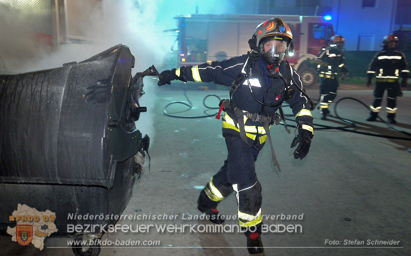 20260101_Brand einer Restmülltonne in einer Müllinsel in Unterwaltersdorf Foto: Stefan Schneider BFKDO BADEN 20260101_Brand einer Restmülltonne in einer Müllinsel in Unterwaltersdorf Foto: Stefan Schneider BFKDO BADEN
