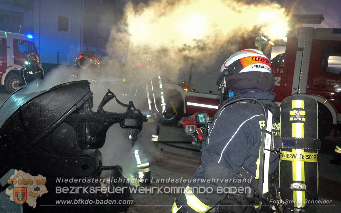 20260101_Brand einer Restmülltonne in einer Müllinsel in Unterwaltersdorf Foto: Stefan Schneider BFKDO BADEN 20260101_Brand einer Restmülltonne in einer Müllinsel in Unterwaltersdorf Foto: Stefan Schneider BFKDO BADEN