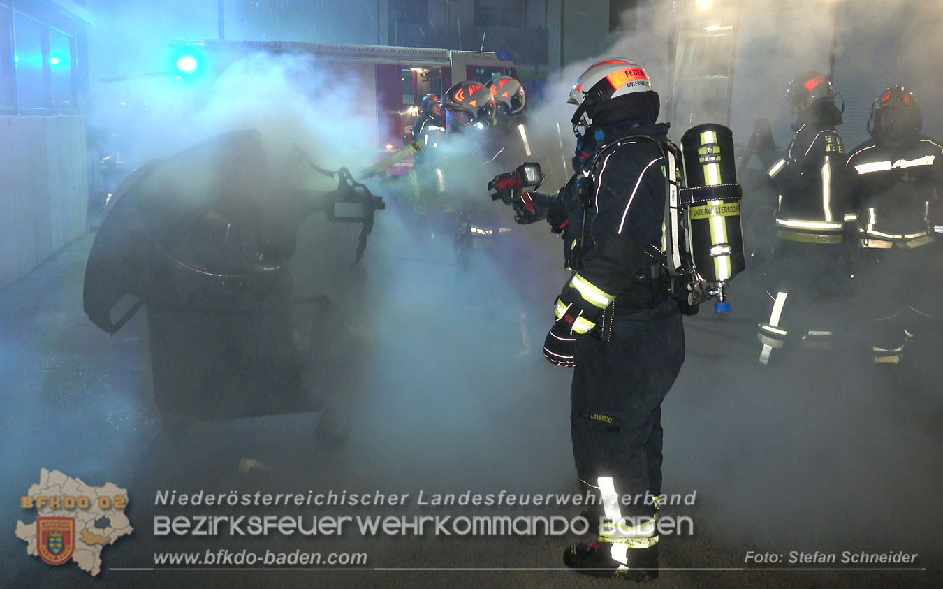 20260101_Brand einer Restmülltonne in einer Müllinsel in Unterwaltersdorf Foto: Stefan Schneider BFKDO BADEN 20260101_Brand einer Restmülltonne in einer Müllinsel in Unterwaltersdorf Foto: Stefan Schneider BFKDO BADEN