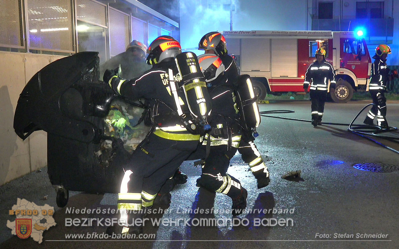 20260101_Brand einer Restmülltonne in einer Müllinsel in Unterwaltersdorf Foto: Stefan Schneider BFKDO BADEN 20260101_Brand einer Restmülltonne in einer Müllinsel in Unterwaltersdorf Foto: Stefan Schneider BFKDO BADEN