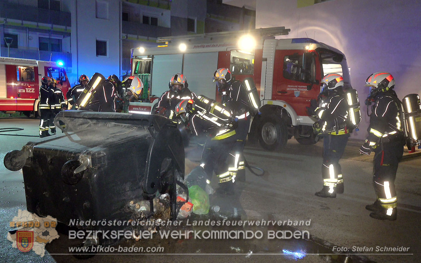 20260101_Brand einer Restmülltonne in einer Müllinsel in Unterwaltersdorf Foto: Stefan Schneider BFKDO BADEN 20260101_Brand einer Restmülltonne in einer Müllinsel in Unterwaltersdorf Foto: Stefan Schneider BFKDO BADEN