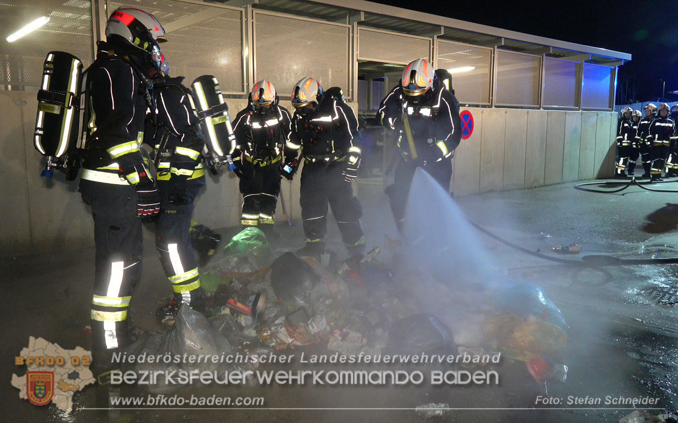 20260101_Brand einer Restmülltonne in einer Müllinsel in Unterwaltersdorf Foto: Stefan Schneider BFKDO BADEN 20260101_Brand einer Restmülltonne in einer Müllinsel in Unterwaltersdorf Foto: Stefan Schneider BFKDO BADEN