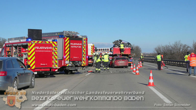 20260103_Pkw prallt gegen Streckendienstfahrzeug auf der A2  Foto: Stefan Schneider BFKDO BADEN