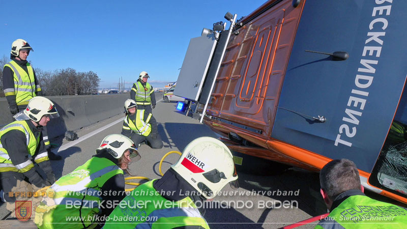 20260103_Pkw prallt gegen Streckendienstfahrzeug auf der A2 Foto: Stefan Schneider BFKDO BADEN