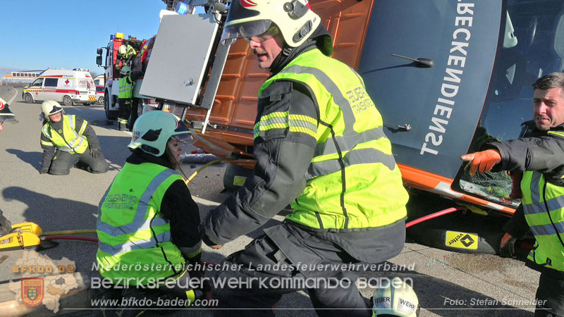 20260103_Pkw prallt gegen Streckendienstfahrzeug auf der A2 Foto: Stefan Schneider BFKDO BADEN