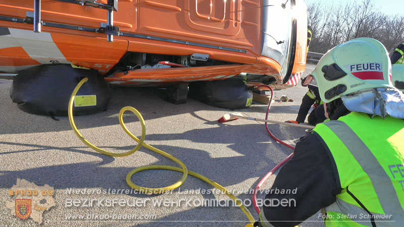 20260103_Pkw prallt gegen Streckendienstfahrzeug auf der A2 Foto: Stefan Schneider BFKDO BADEN