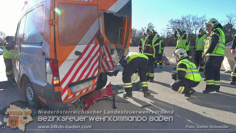 20260103_Pkw prallt gegen Streckendienstfahrzeug auf der A2 Foto: Stefan Schneider BFKDO BADEN