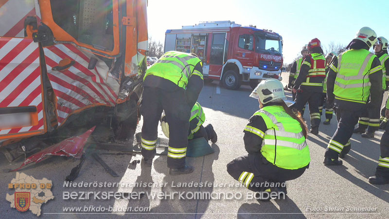 20260103_Pkw prallt gegen Streckendienstfahrzeug auf der A2 Foto: Stefan Schneider BFKDO BADEN