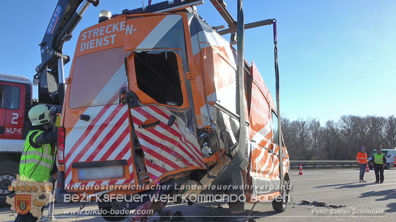 20260103_Pkw prallt gegen Streckendienstfahrzeug auf der A2 Foto: Stefan Schneider BFKDO BADEN