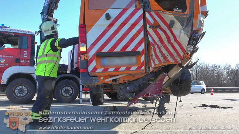 20260103_Pkw prallt gegen Streckendienstfahrzeug auf der A2 Foto: Stefan Schneider BFKDO BADEN