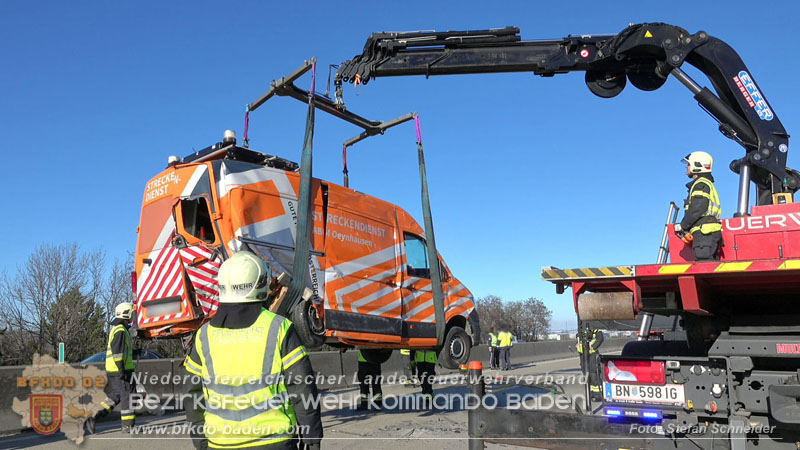 20260103_Pkw prallt gegen Streckendienstfahrzeug auf der A2 Foto: Stefan Schneider BFKDO BADEN