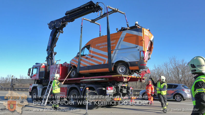 20260103_Pkw prallt gegen Streckendienstfahrzeug auf der A2 Foto: Stefan Schneider BFKDO BADEN