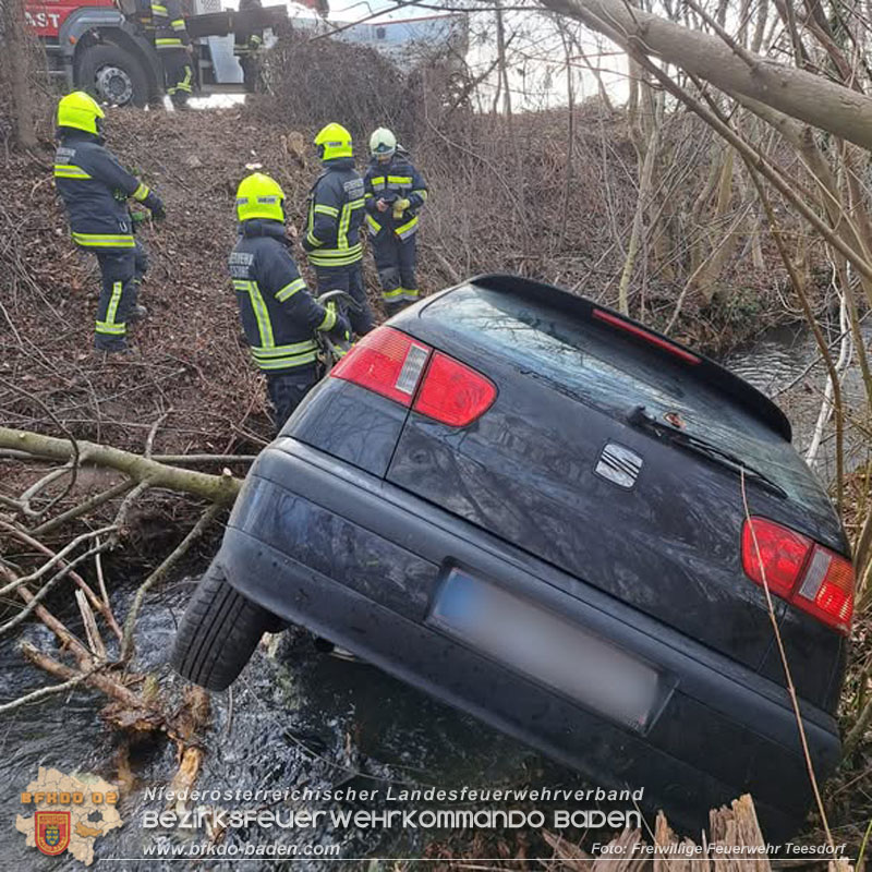 20260107_Pkw Bergung - Fahrzeug im Bachbett in Teesdorf  Foto: FF Teesdorf