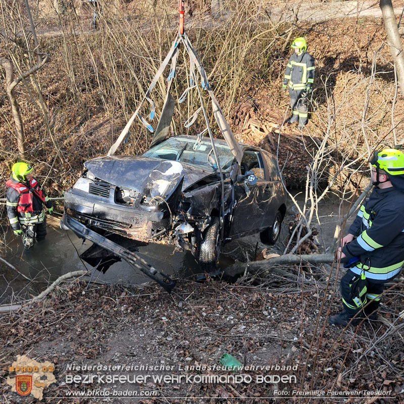 20260107_Pkw Bergung - Fahrzeug im Bachbett in Teesdorf  Foto: FF Teesdorf