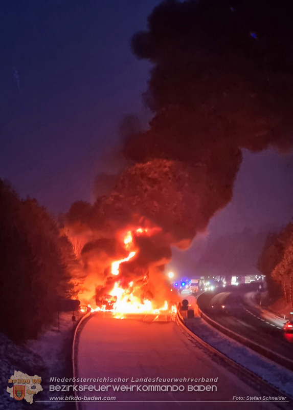 20260109_Vollbrand LKW Sattelzug auf der A21 bei Heiligenkreuz N� fordert Einsatzkr�fte �ber Stunden  Foto: Stefan Schneider BFKDO BADEN