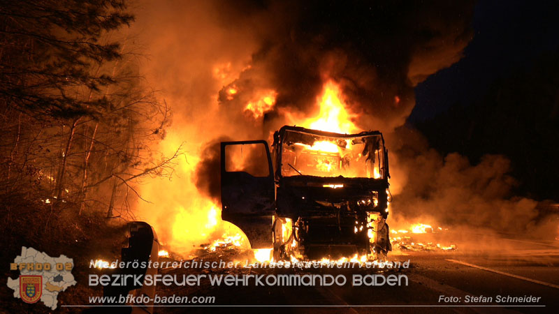 20260109_Vollbrand LKW Sattelzug auf der A21 bei Heiligenkreuz N� fordert Einsatzkr�fte �ber Stunden  Foto: Stefan Schneider BFKDO BADEN